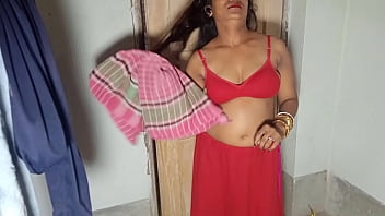 बाथरूम से नहाकर निकली पत्नी को बेडरूम में जबरदस्ती पेला   XXX Porn हिंदी आवाज में