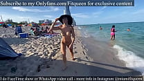 Amateur Fitqueen Causa Un Círculo De Hombres En Público Playa Nudista